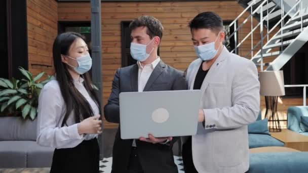 Мультинациональный бизнес умные люди в медицинской маске обсуждают партнерство. — стоковое видео