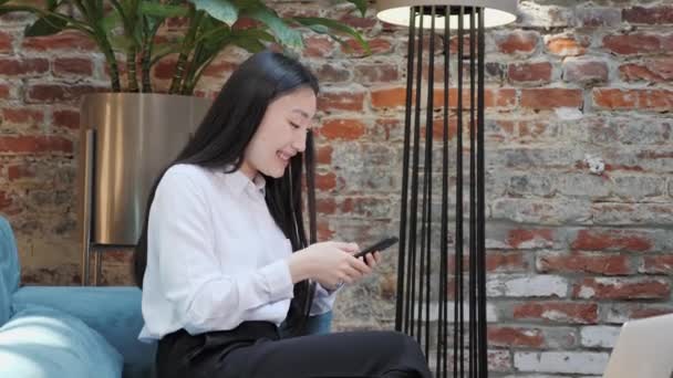 Émotion réelle de jolie femme d'affaires heureuse chinoise se réjouissant du succès. — Video