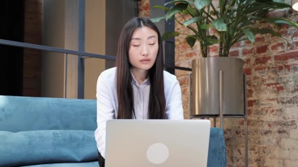 Asiática morena trabajando en el ordenador portátil y escribiendo mensaje en el teclado en la oficina. — Vídeo de stock