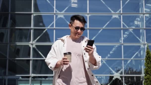 Successful Asian Businessman texting Messages on modern Smartphone outdoors. — Vídeo de Stock