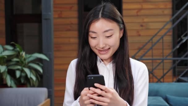 Asian business woman spend free time in social media distant communication. — Video