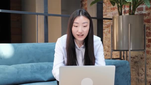 Beautiful business asian japanese korean girl having video call using laptop. — Stok video