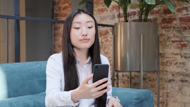 Business girl having video call using smartphone online conference distance. — Αρχείο Βίντεο