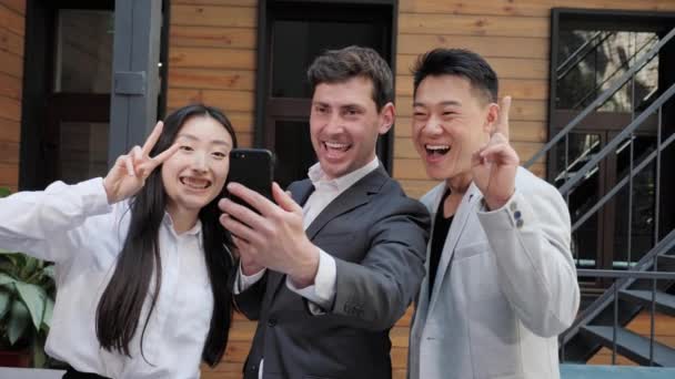 Three asian business people making selfie photos using mobile phone app. — Video Stock