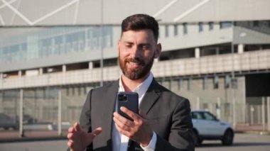 İş adamı iş ortağıyla cep telefonu kullanarak görüntülü görüşme yapıyor..