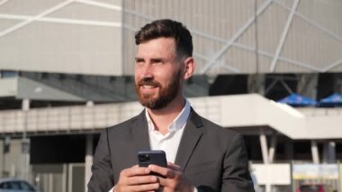 Akıllı Telefon İş Uygulamalarında Postaları Denetleyen Güvenilir İşadamı. 