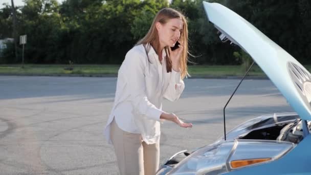 Mujer linda llamando a mecánico usando el teléfono inteligente Open Hood Motor. — Vídeos de Stock