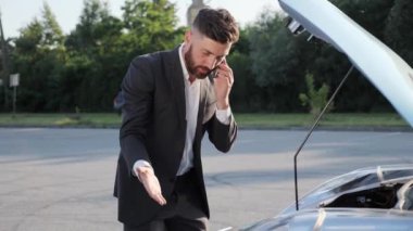 Bozuk bir araba sigortası sorununu çözmek için hayal kırıklığına uğramış bir iş adamı..