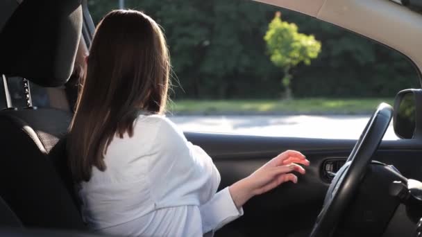 Protección de una persona en vehículos. Abróchate el cuerpo con un cinturón de seguridad en el coche — Vídeos de Stock