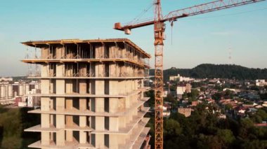 İnşaatın üzerinden uçmak, inşaat personeli olarak çalışmak, inşaatçılar çalışmak..