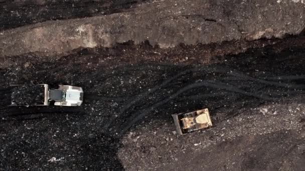 Bovenaanzicht van de vuilniswagen rijdend met een stapel vuilnis op een stortplaats. — Stockvideo