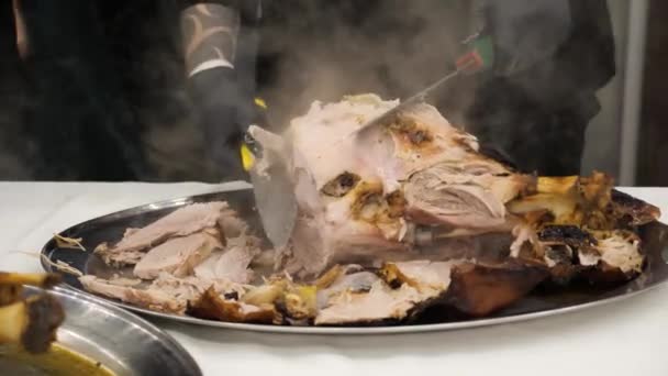Sluiten gebakken varkensvlees gerechten sappig vers gegrild gebakken varkensvlees. — Stockvideo