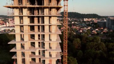 Ağır makineli inşaat işçileri çalışıyor. Mavi gökyüzü ve şehir evleri .