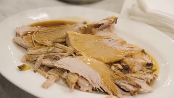 Carne fragante cortada en trozos y colocada en un plato blanco en rodajas. — Vídeos de Stock