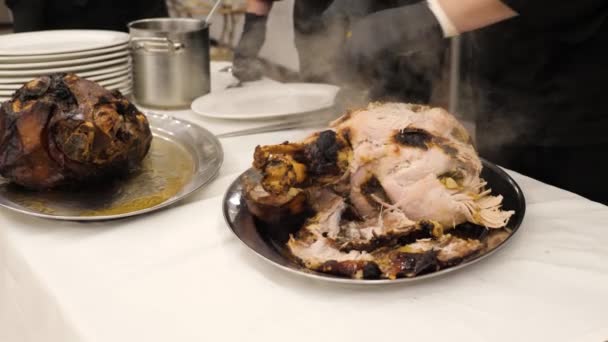Тушкована свиняча нога в тарілці. шеф різання м'ясної страви на кухні ресторану . — стокове відео