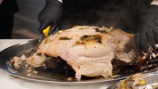 De chef-kok van het restaurant snijdt het sappige vers gebakken varkensvlees. — Stockvideo