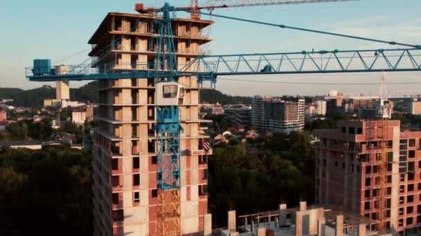 Θέα από το drone ουρανοξύστες υπό κατασκευή με τεράστιους γερανούς. — Αρχείο Βίντεο