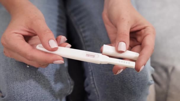 Female hands holding pregnancy test, one line, problem family planning. — Stock Video