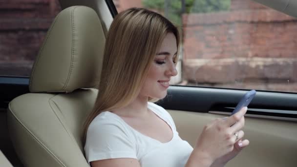 Mujer sonriente mujer de negocios utilizando la aplicación de teléfono inteligente. Gente de negocios. — Vídeos de Stock