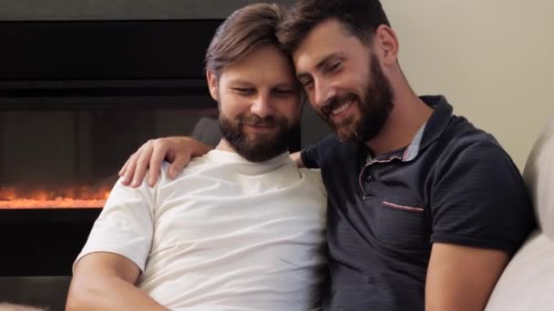 Los gays pasan los fines de semana de ocio. Concepto de amor LGBT. Familia del mismo sexo. — Vídeos de Stock