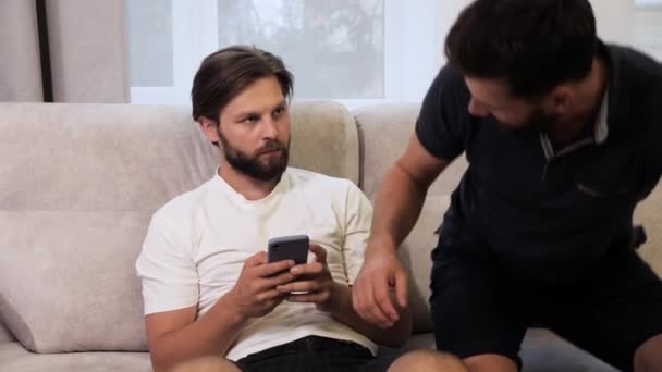 Me siento ofendido. Pareja gay discutiendo. Concepto de relación homosexual — Vídeo de stock