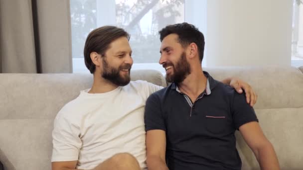 LGBTQ mężczyźni szczęśliwy relaks zabawy śmiech przytulanie. LGBTQI, wydarzenie dumy. — Wideo stockowe