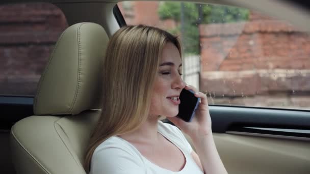 Vrouw meisje met sproeten praten met vriend door smartphone in auto. — Stockvideo