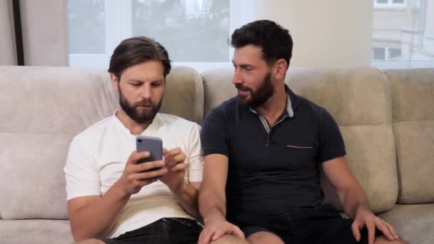 Enojado Gay molesto con su pareja. Relaciones LGBT, problemas de conflicto homosexual — Vídeos de Stock