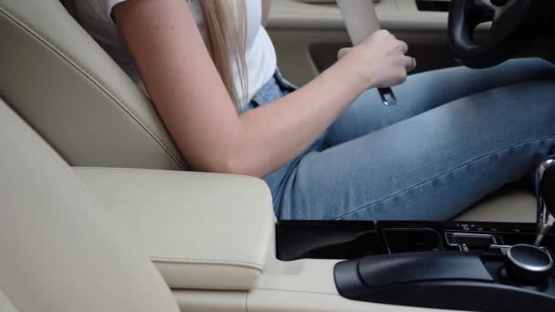 Водитель пристегивает ремень безопасности в роскошном автомобиле. Женские руки пристегивают ремни безопасности. — стоковое видео