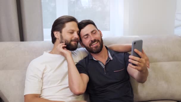 Lazer de fim de semana, ter vídeo call abraçando em casa LGBT. — Vídeo de Stock