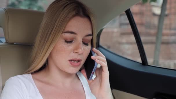 Sonriente empresaria confiada hablando en smartphone en coche de negocios. — Vídeos de Stock