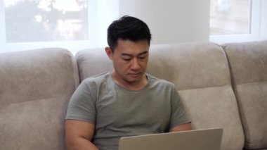 Mesaj yazan genç bir adam, evde çalışan bir serbest çalışan..