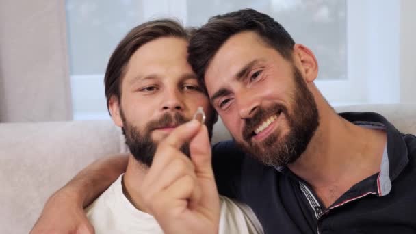 Proposta de casamento gay. Adorável namorado presentes anel de casamento para seu noivo bonito. — Vídeo de Stock