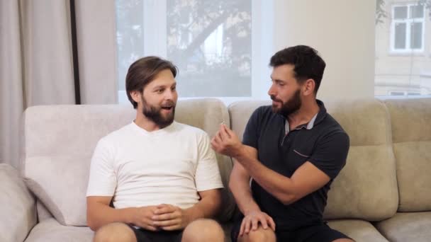 Dos homosexuales gay hacen una oferta para casarse y están de acuerdo. — Vídeos de Stock