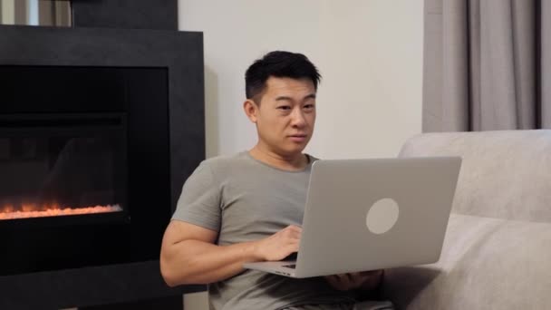 Успішна китайська людина проводить відеоконференцію з працівниками компанії. — стокове відео