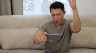 Son derece mutlu Asyalı adam kazanmak için, Kazanan 'ın imzasını atıyor..