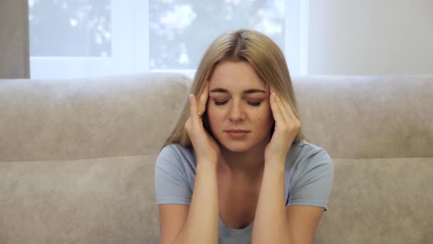 Evde migrenden muzdarip genç bir kadının baş ağrısı. — Stok video