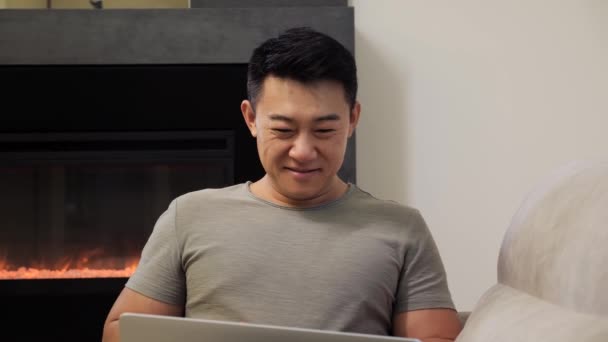 Cinese Freelancer divertirsi con il computer a casa mentre spende tempo libero. — Video Stock