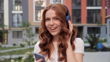 Çekici kadın kablosuz kulaklıkla müzik dinliyor.. 
