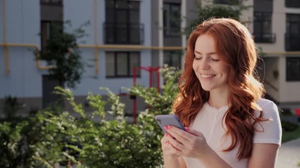 ผู้หญิงที่เป็นบวกใช้โทรศัพท์มือถือเรียกดูสื่อสังคมออนไลน์ แอพ ระยะห่างของผู้คน . — วีดีโอสต็อก