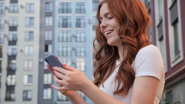 La mujer está compartiendo emociones soleadas mientras usa su Smartphone, Summer Mood. — Vídeos de Stock