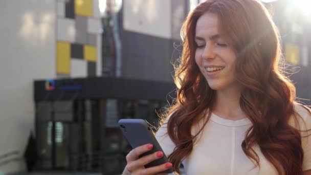 Menina usando aplicativo smartphone alegremente sorri navegando rede social internet. — Vídeo de Stock