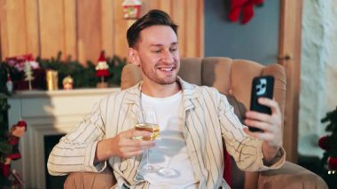 Noel 'de akıllı telefondan gülümseyen, olumlu bir bağlantı. Tatilleri sanal bir birliktelikle kutlarız, güzel anılar yaratırız. Sevdiklerimizle mutlu, sıcak ve neşeli anlar..