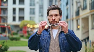 Bireysel yerler göz giysisi, neşeli ifadeler ortaya koyuyor. Gelişmiş görüş mutluluk getirir, kentsel yerleşim ortamından memnun olduğunu gösterir. Berraklık ve refah ışıl ışıl.