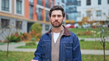 Bireysel mutluluk, kendine güvenen bir gülümseme ve iyi bir el hareketiyle ifade edilir. Olumlu duygular şehir ortamında dururken yayılır. Mutluluk ve refah hissi..