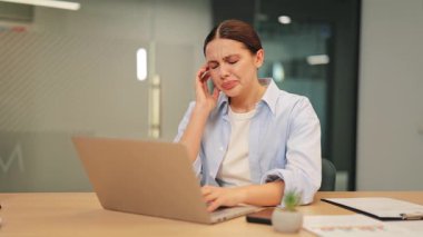 Masada ani ve yoğun bir baş ağrısı. Acıyı, rahatsızlığı ve stresi ifade eder. Resim aşırı çalışmanın, bilgisayar kullanımından kaynaklanan gerginliğin ve işyeri sağlığı endişelerinin etkilerini iletir.