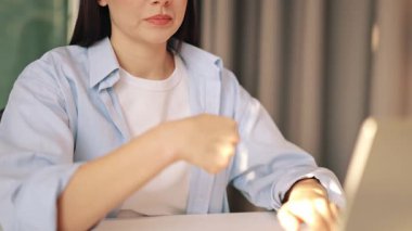 Bilek ağrısı ve uzun süreli bilgisayar rahatsızlığı olan biri. Masaj bileği geçici rahatlama sağlar, uzun süreli oturma aktivitesi ve ergonomik sorunların altını çizer