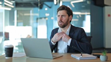 Profesyonel bireyler, modern ofiste dizüstü bilgisayarda çalışırken ani göğüs rahatsızlığı ve nefes darlığı yaşar. Ağrı ve sıkıntı belirtileri gösterir. Acil tıbbi müdahale gerektirir..