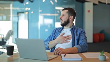Ofisteki adam ani, keskin göğüs ağrısı yaşıyor. Endişe ve endişe gösteriyor. Rahatsızlığı kabul eden birey, daha sonra sakinleşerek, iş yerindeki akut sağlık endişesini yansıtır..