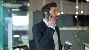 Profesyonel, modern ofiste kahve içerken mutlu telefon konuşmalarından hoşlanır. Bağlantı ve iletişim, pozitif ve üretken bir atmosfer yaratarak parıldıyor..